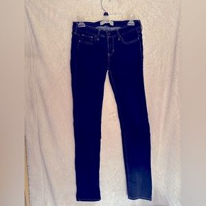 Can’t go wrong with Hollister skinny jeans! Perfect shape, add to your bundle!👖